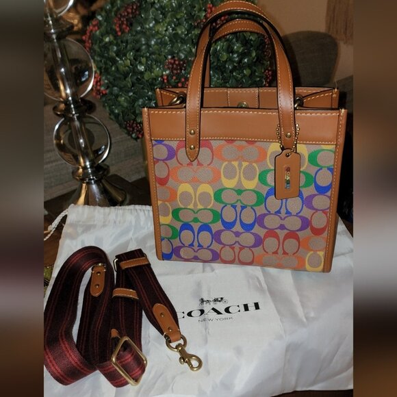 🌈🌈Coach Field Tote 22 In Rainbow Signature Canvas - Picture 1 of 7